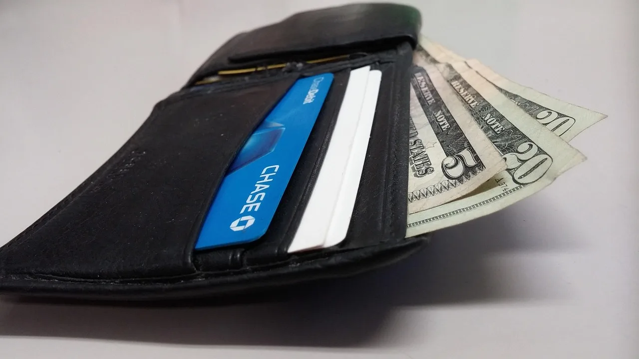 wallet, cash, money, billfold, dollar, us dollars, buy, pay, gray money, wallet, wallet, wallet, wallet, wallet. Reading a credit card agreement: four kinds of charge to find